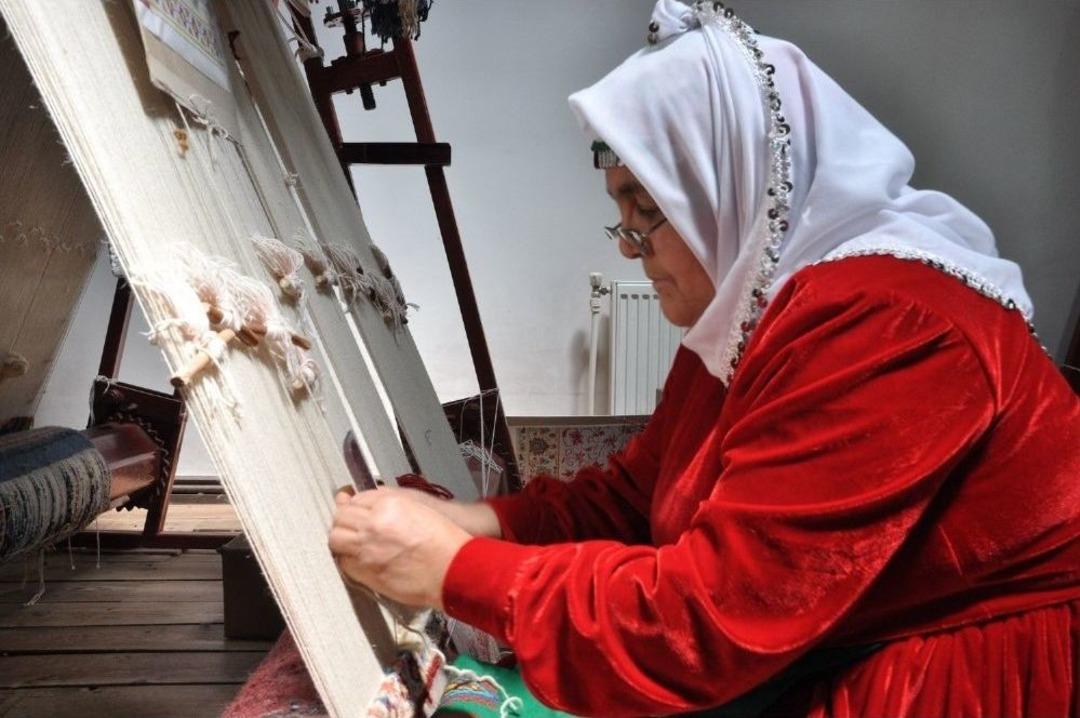 D&uuml;nya Zenginleri Uşak Halısı İ&ccedil;in Sıraya Giriyor