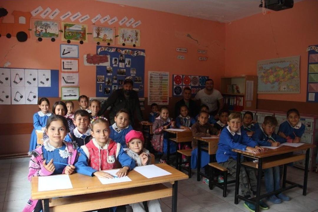 İnternet Fenomeninden K&ouml;y Okuluna Yardım