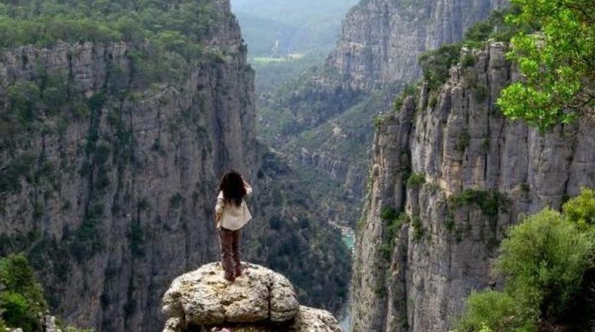 K&ouml;pr&uuml;&ccedil;ay Manzaralı U&ccedil;urum Pozu