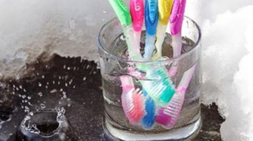 Beyazlatıcı Diş Macunlarının Yerine Bol Su