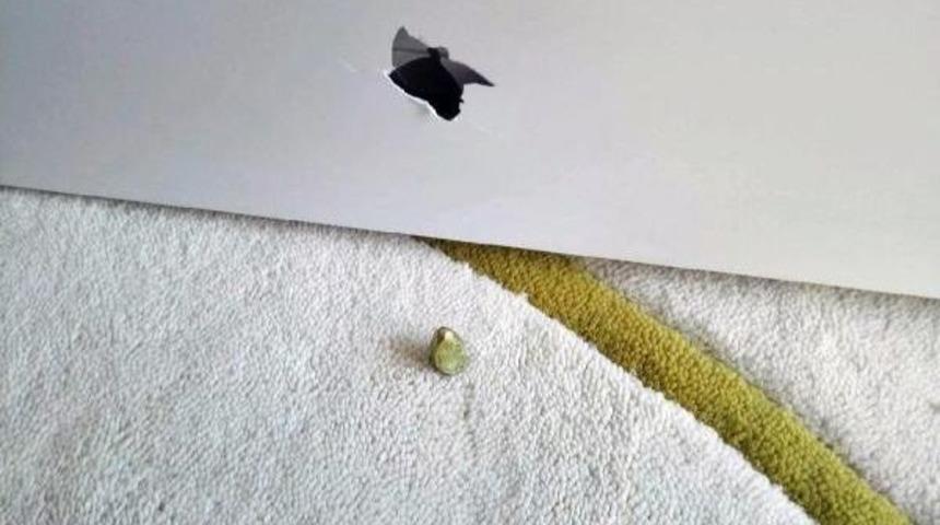 Sokakta Rastgele Ateş A&ccedil;ıldı; 2 Ara&ccedil;, 1 Ev Hasar G&ouml;rd&uuml;