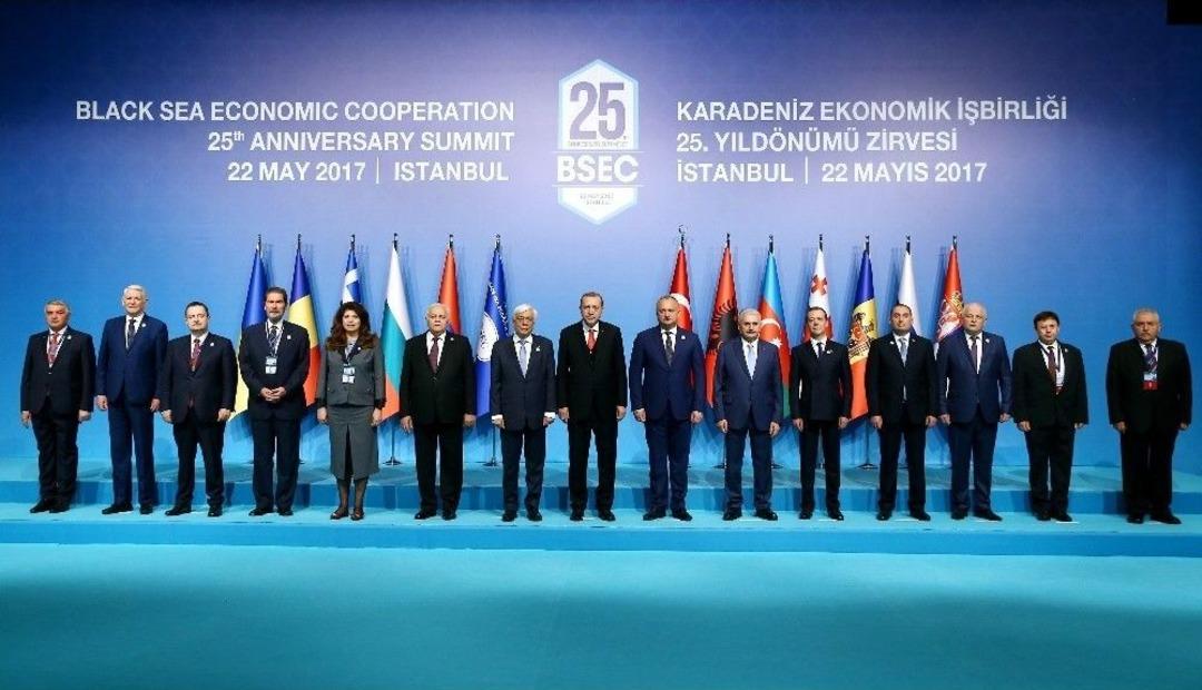 Kei 25. Kuruluş Yıld&ouml;n&uuml;m&uuml; Zirvesinde Liderler Aile Fotoğrafı &Ccedil;ektirdi