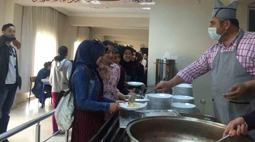 M&uuml;d&uuml;r Bozyel&rsquo;den &Ouml;ğrencilere S&uuml;rpriz Karşılama