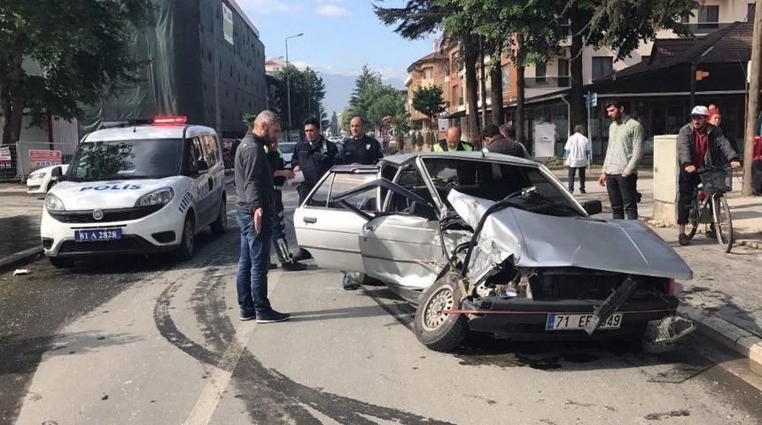 Otob&uuml;s&uuml;n &Ccedil;arptığı Otomobil Hurdaya D&ouml;nd&uuml;