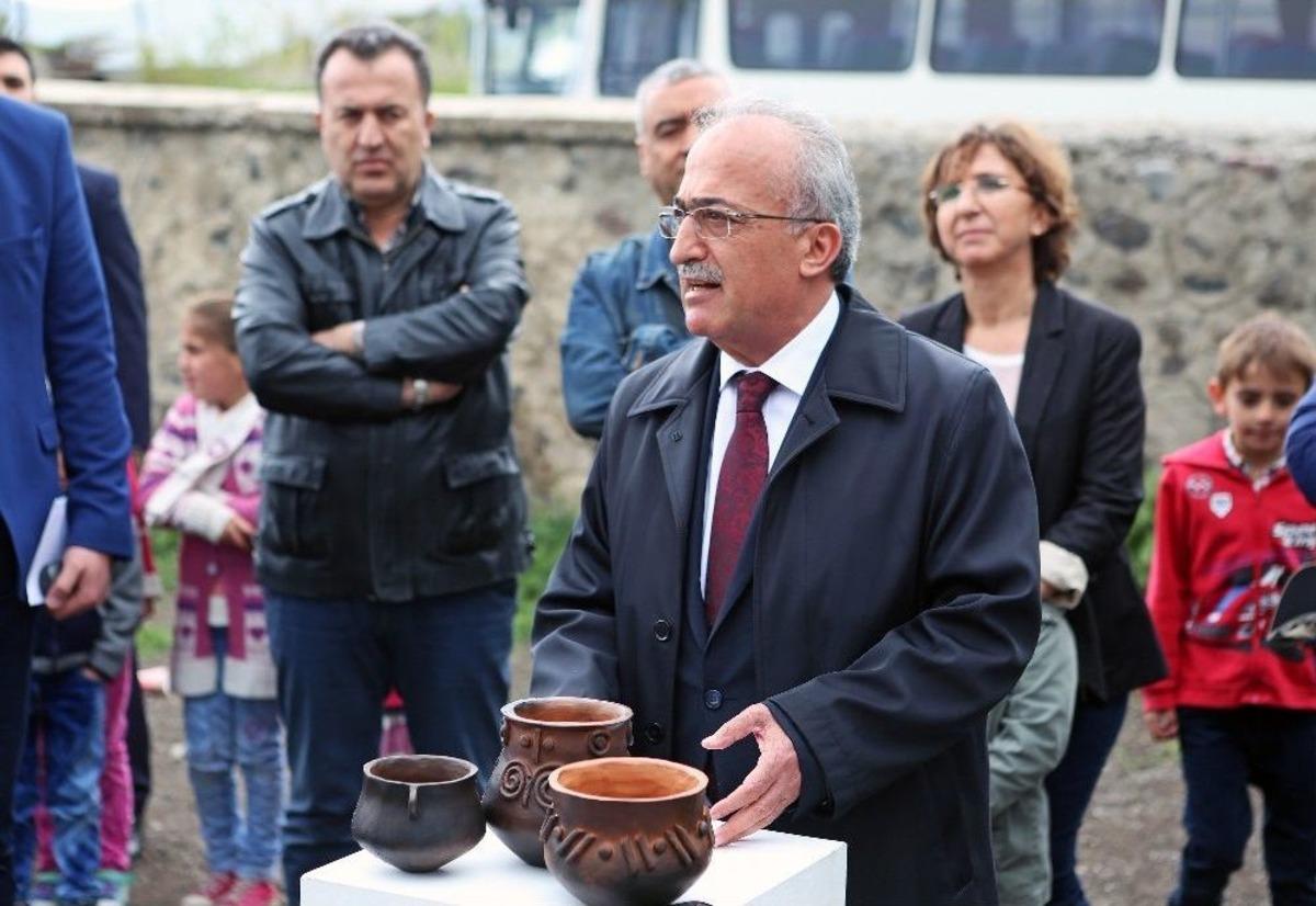 Rekt&ouml;r &Ccedil;omaklı, Garaz&rsquo;da Karaz Seramik Sergisinin A&ccedil;ılışını Yaptı