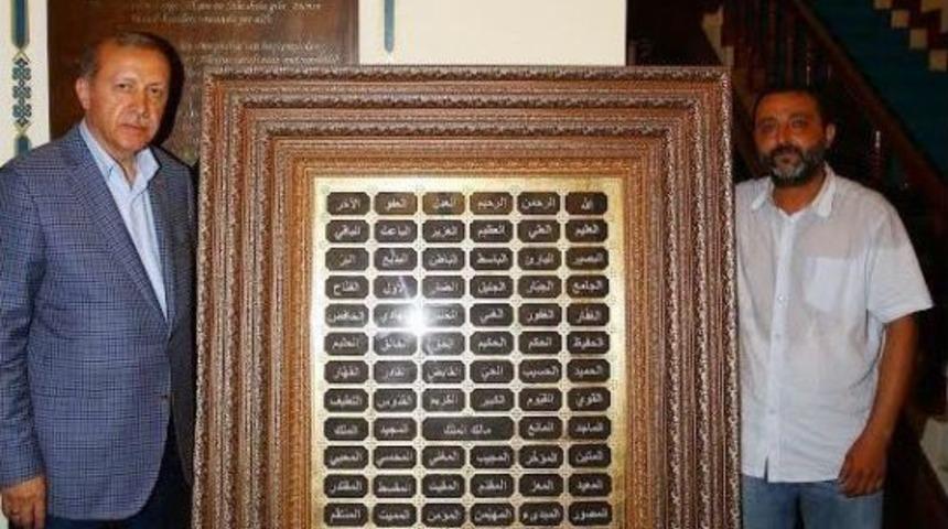 Besmele Yazılı Tabloyu Hediye Etmek İ&ccedil;in Cumhurbaşkanı&rsquo;nın Yolunu G&ouml;zl&uuml;yor