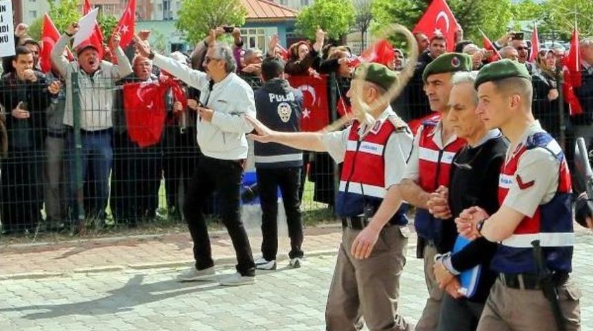İdam Ipinin, Akın &Ouml;zt&uuml;rk'&uuml;n Boynuna Denk Geldiği O Fotoğraf