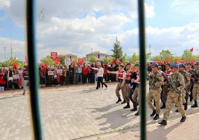 İdam Ipinin, Akın Öztürk'ün Boynuna Denk Geldiği O Fotoğraf