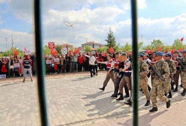 İdam Ipinin, Akın Öztürk'ün Boynuna Denk Geldiği O Fotoğraf