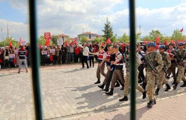 İdam Ipinin, Akın Öztürk'ün Boynuna Denk Geldiği O Fotoğraf