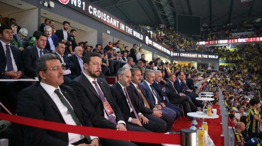 Bakan &Ccedil;ağatay Kılı&ccedil;, Fenerbah&ccedil;e&rsquo;nin Tarihi Başarısını Kutladı