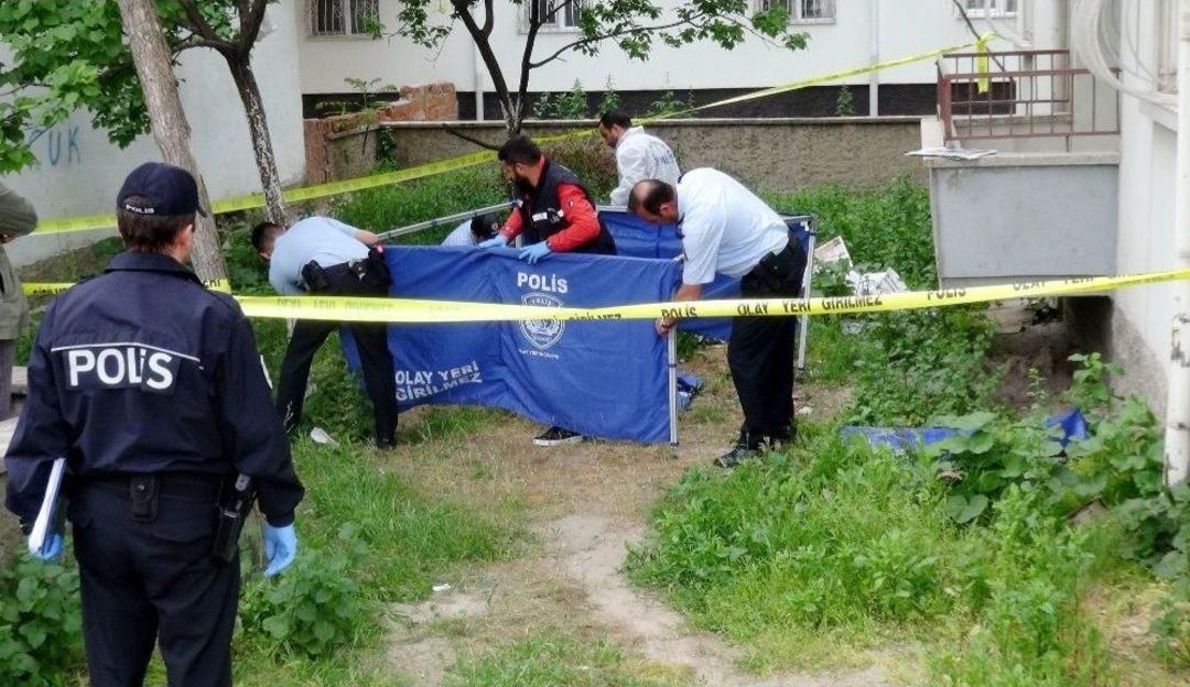 Oturduğu Apartmanın Bah&ccedil;esinde &Ouml;l&uuml; Bulundu