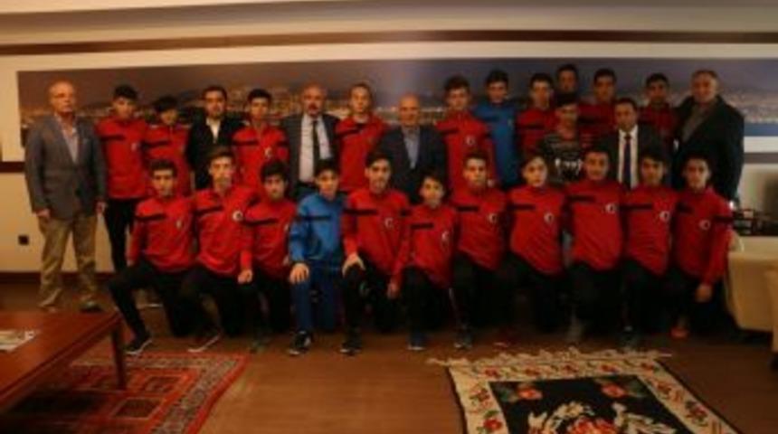 Şampiyon Kartal Belediyesporlular&rsquo;dan Başkan Altınok &Ouml;z&rsquo;e Ziyaret