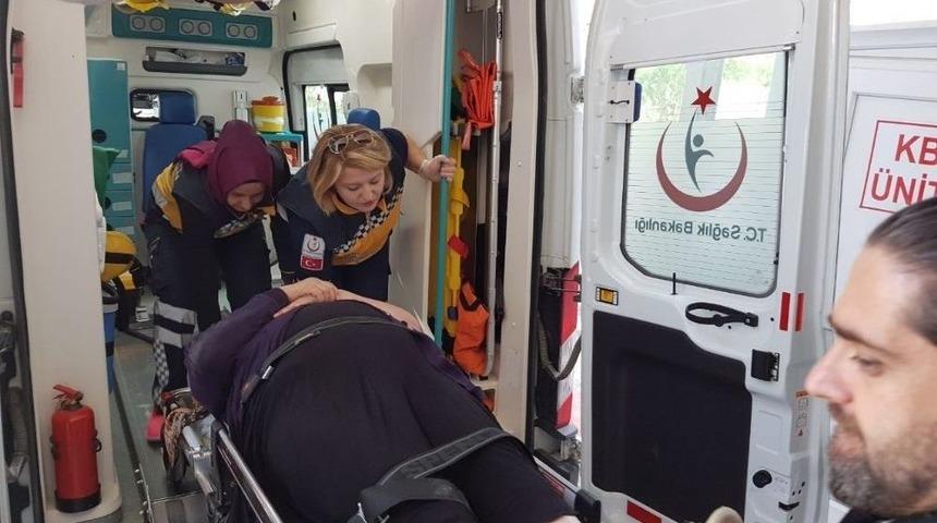 Seyir Halindeki Yolcu Minib&uuml;s&uuml;ne Kamyonet &Ccedil;arptı; 1 Yaralı