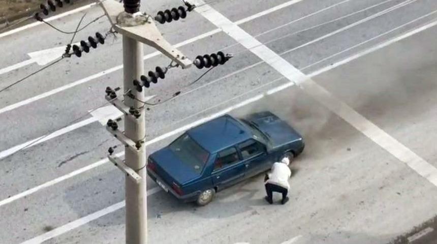 Hareket Halindeki Otomobil Alev Aldı