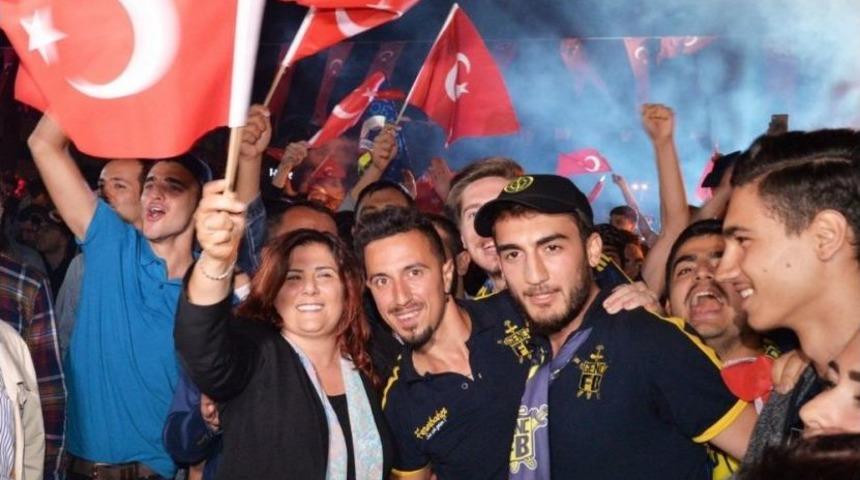 Başkan &Ccedil;er&ccedil;ioğlu, Fenerbah&ccedil;e&rsquo;nin Kupa Coşkusuna Ortak Oldu