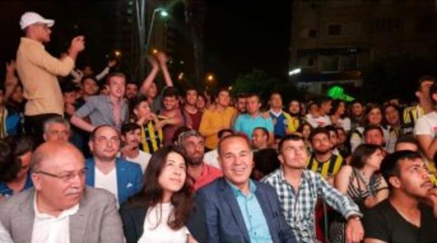 Başkan S&ouml;zl&uuml;, Ma&ccedil;ı Dev Ekranda Vatandaşlarla Birlikte İzledi