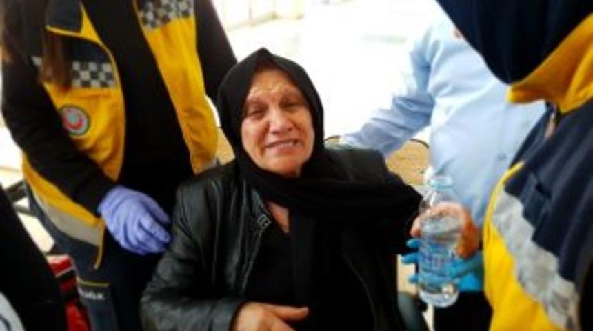 Darbecilere Tepki G&ouml;steren Şehit Annesi Salonda Bayıldı