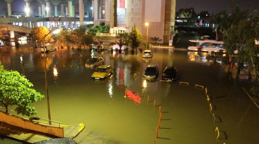 İzmir G&ouml;le D&ouml;nd&uuml;, &Ccedil;ocuklar Yağmur Suyunda Y&uuml;zd&uuml;