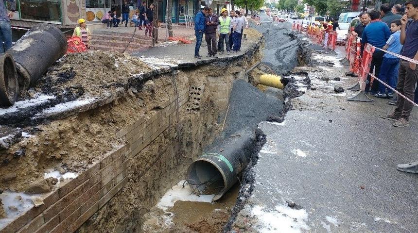 Bağ&ccedil;ılar&rsquo;daki Doğalgaz Patlamasında Alevler Metrelerce Havaya Y&uuml;kseldi