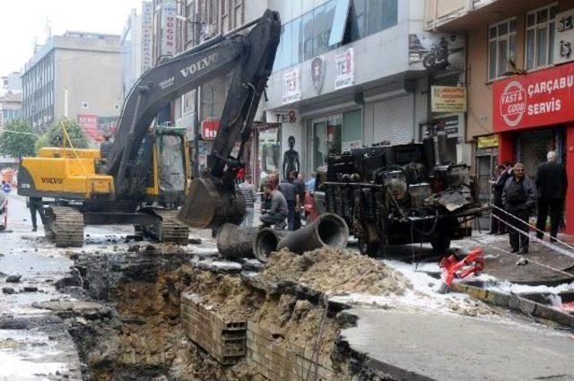 İş Makinesi Doğalgaz Borusunu Deldi, 2 Araç Alev Alev Yandı