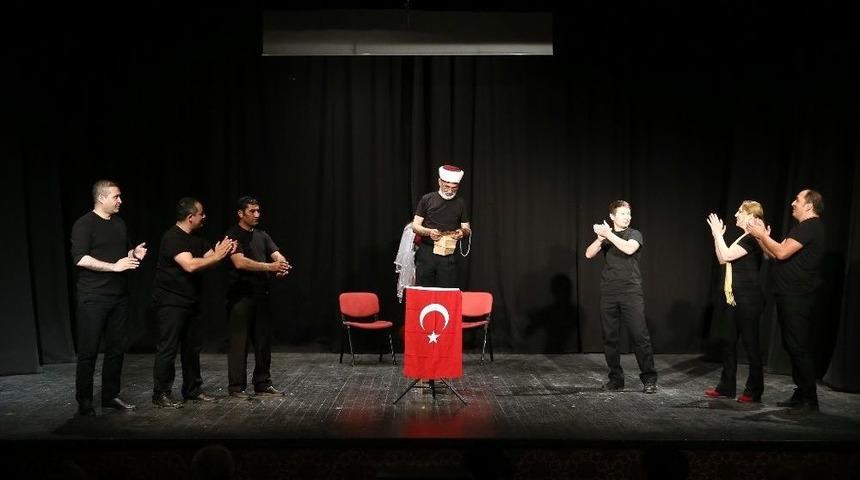 Temizlik İş&ccedil;ileri Sahnenin Tozunu Attı