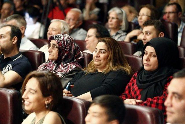 Temizlik İşçileri Sahnenin Tozunu Attı