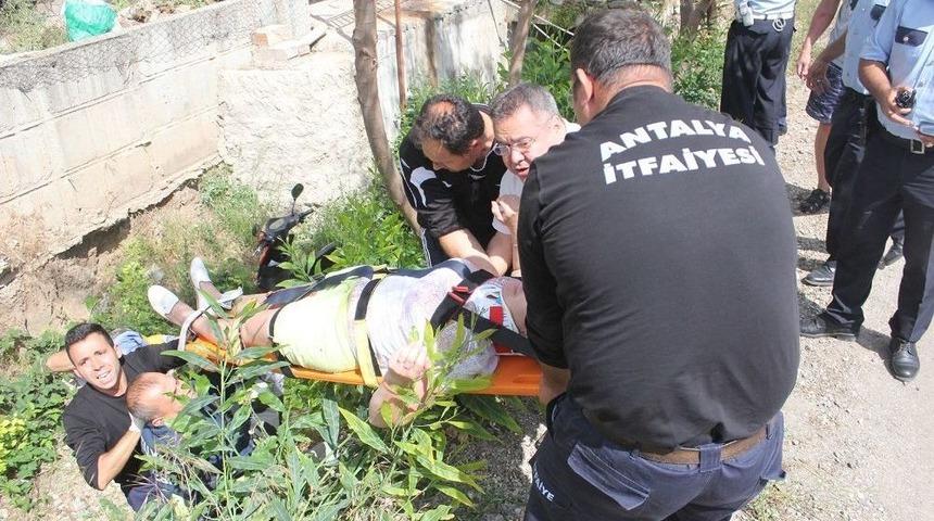 Elektrikli Bisikletle Kanala D&uuml;şen Rus Turist İtfaiye Ekipleri Tarafından &Ccedil;ıkartıldı