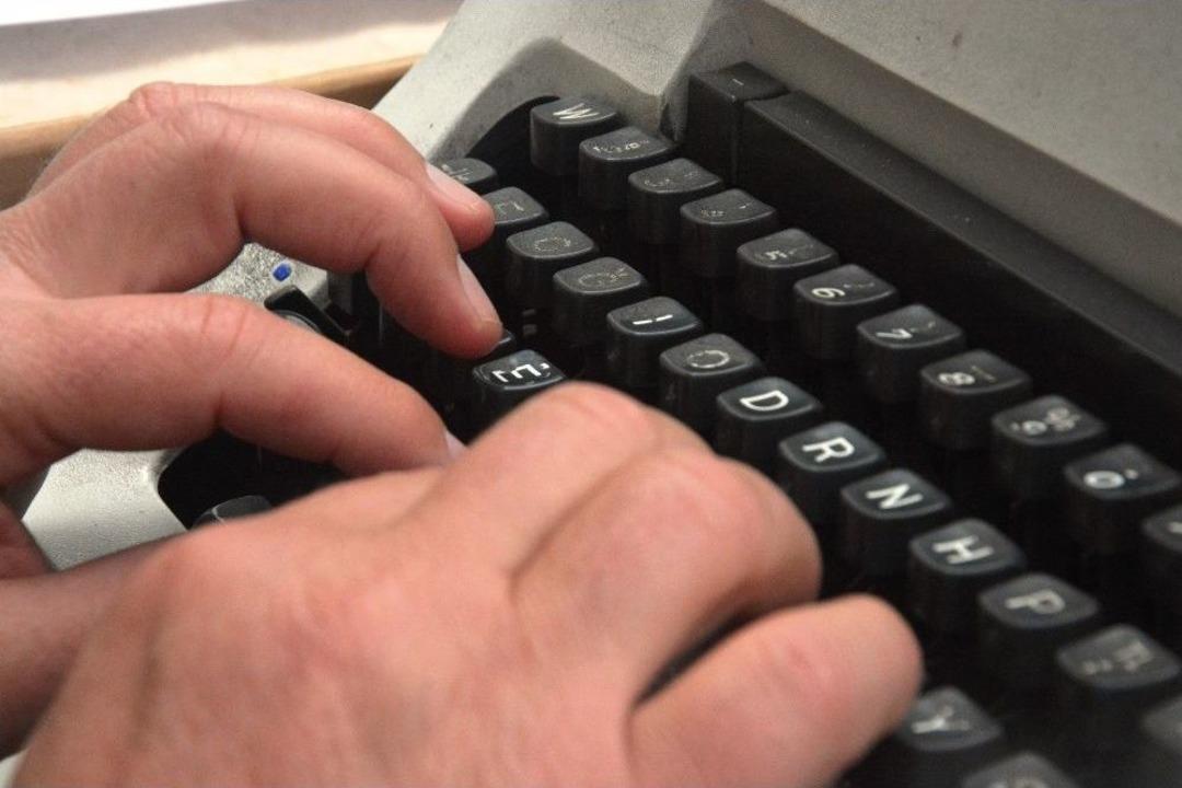 Postane &Ouml;n&uuml;nde 42 Yıldır Daktilosunun Sesleri Hi&ccedil; Susmuyor