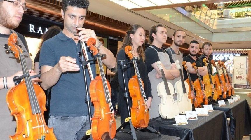 Avm Ortasında &Ccedil;algı &Uuml;rettiler