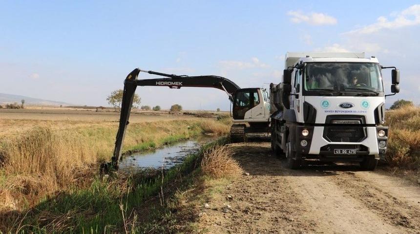 Manisa Derelerinden 240 Bin Ton &Ccedil;&ouml;p &Ccedil;ıkarıldı