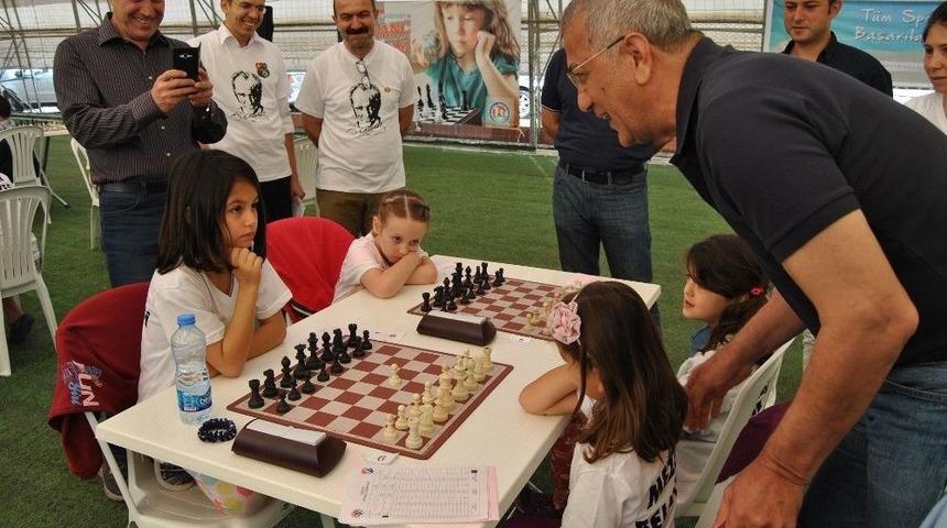 Uluslararası Satran&ccedil;&ccedil;ılar, 19 Mayıs Ve Atat&uuml;rk İ&ccedil;in M&uuml;cadele Etti