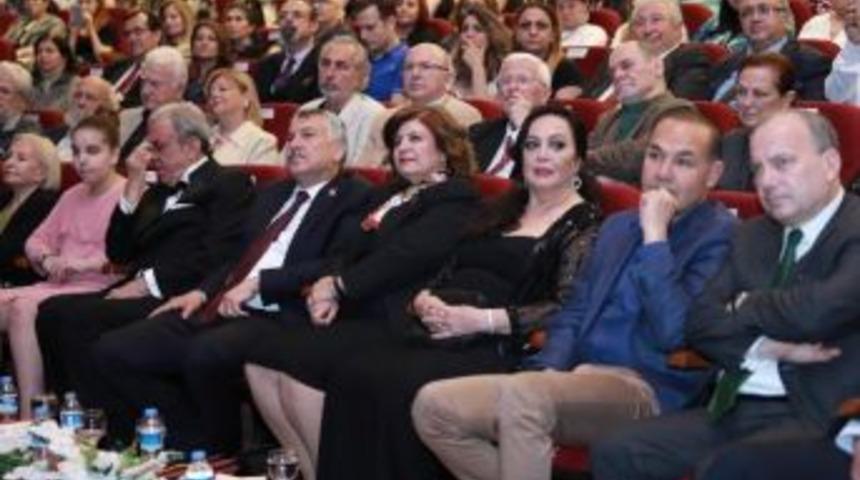 Selvi Boylum Anlatılırken T&uuml;rkan Şoray'ın G&ouml;zleri Nemlendi