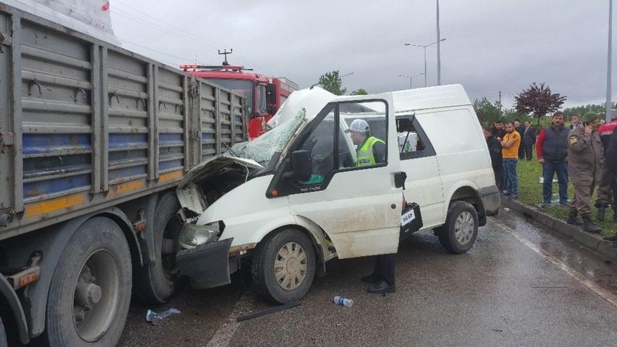 D&uuml;ğ&uuml;n D&ouml;n&uuml;ş&uuml; Kaza: 1 &Ouml;l&uuml;, 8 Yaralı