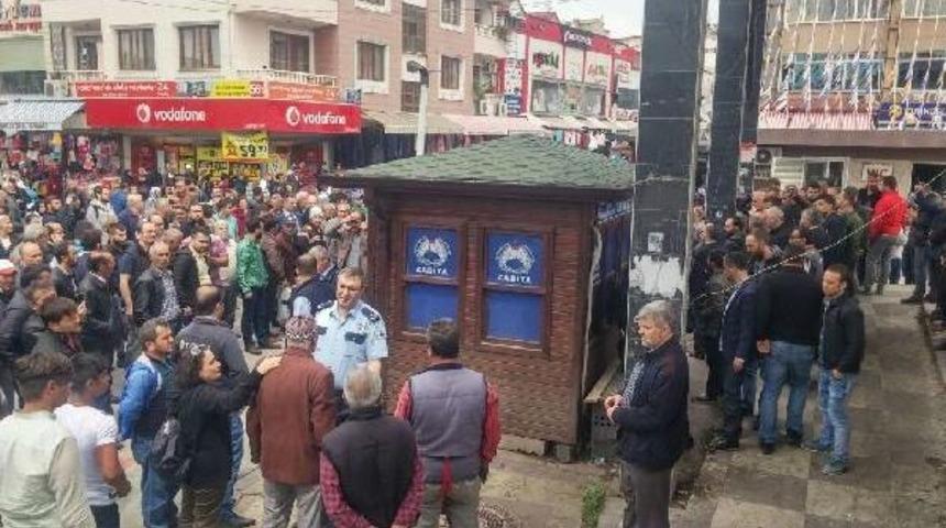 Atat&uuml;rk Anıtına Baltayla Saldıran Kişiyi Lin&ccedil;ten Zabıta Kurtardı