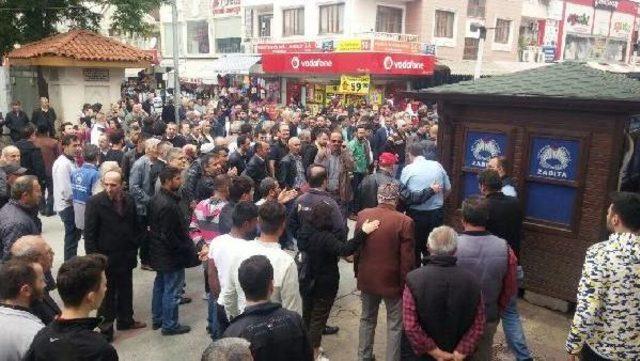 Atat&uuml;rk Anıtına Baltayla Saldıran Kişiyi Lin&ccedil;ten Zabıta Kurtardı 1