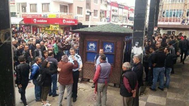 Atat&uuml;rk Anıtına Baltayla Saldıran Kişiyi Lin&ccedil;ten Zabıta Kurtardı 2