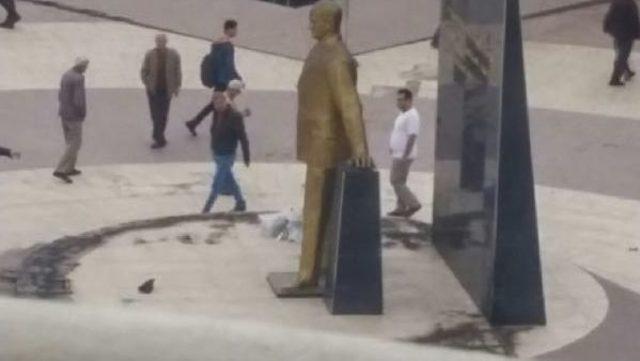 Atatürk Anıtına Baltayla Saldıran Kişiyi Linçten Zabıta Kurtardı
