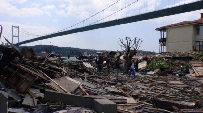 -  &Uuml;nl&uuml; Gece Kul&uuml;b&uuml; Reina'da Yıkım