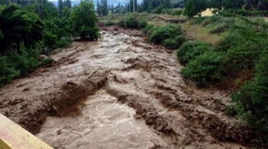 İzmir Kiraz'da Sel Parmak Kopardı