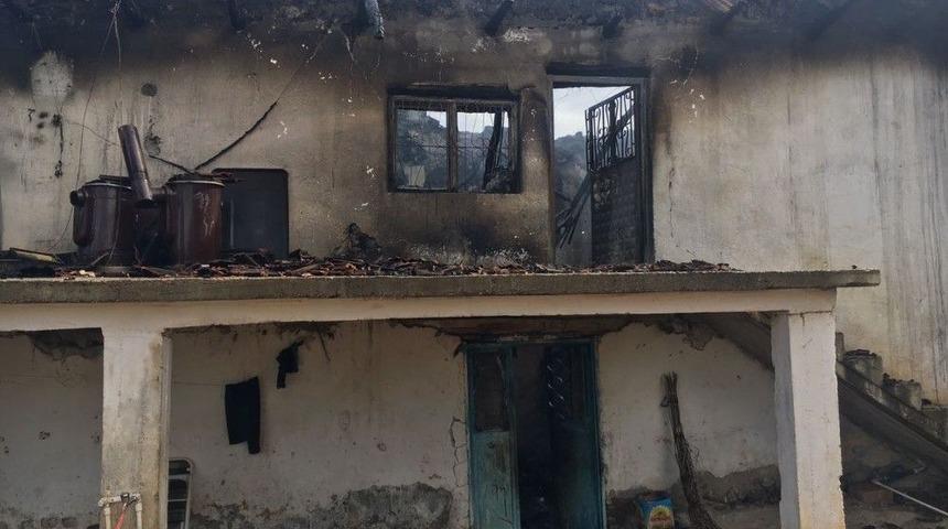 Elektrik Kontağından &Ccedil;ıkan Yangın İki Katlı Evi K&uuml;le &Ccedil;evirdi