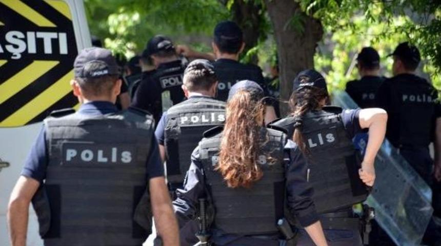 Sur'da, Yıkım Kararına Tepki G&ouml;steren Mahalleli Y&uuml;r&uuml;mek Istedi