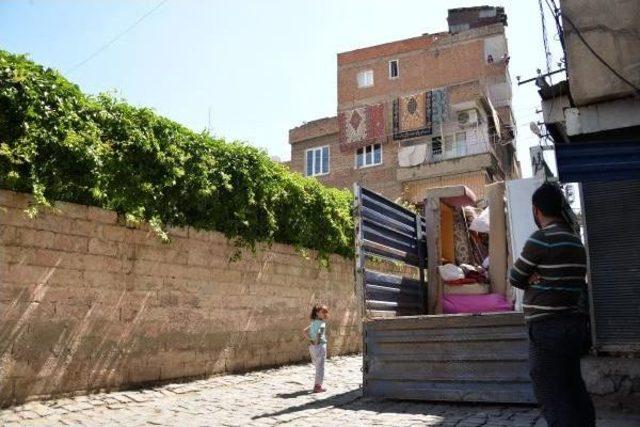 Sur'da, Yıkım Kararına Tepki Gösteren Mahalleli Yürümek Istedi