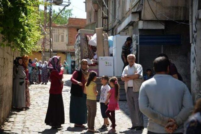 Sur'da, Yıkım Kararına Tepki Gösteren Mahalleli Yürümek Istedi