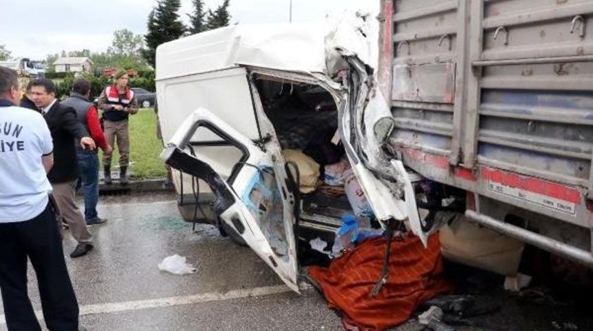 D&uuml;ğ&uuml;n D&ouml;n&uuml;ş&uuml; Kaza: 1 &Ouml;l&uuml;, 8 Yaralı