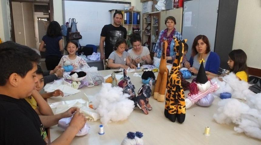 Anne &Ccedil;ocuk Ve Nine Torun Birlikte Bez Bebek Yapıyorlar