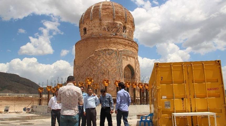 Taşınan Zeynel Bey T&uuml;rbesi&rsquo;ne Ziyaret&ccedil;i Akını