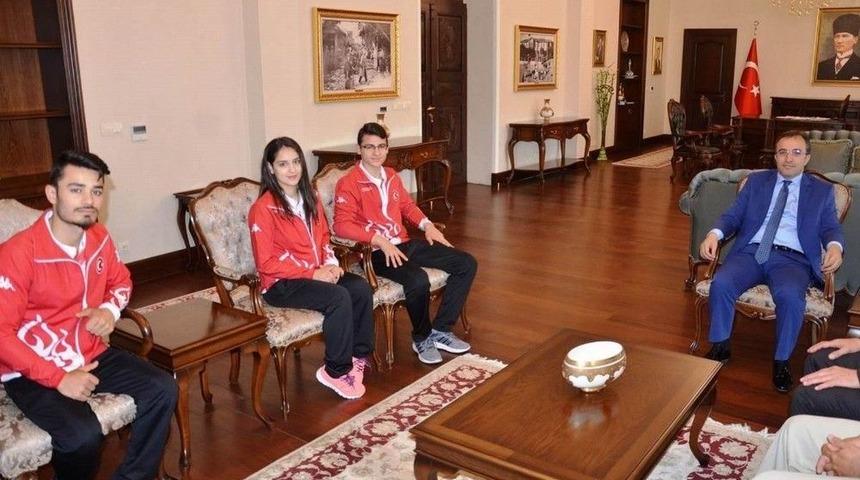 Vali &Ccedil;ataklı Şampiyon Gen&ccedil;leri Kabul Etti