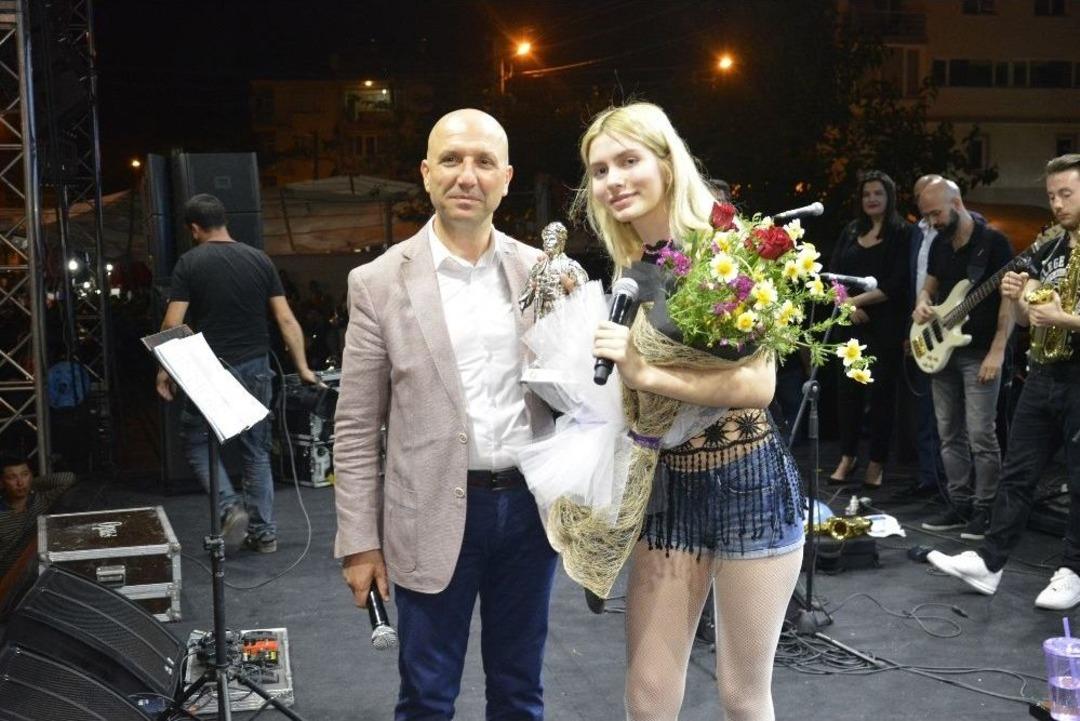 Denizli&rsquo;de Aleyna Tilki Ve Emre Aydın R&uuml;zgarı Esti