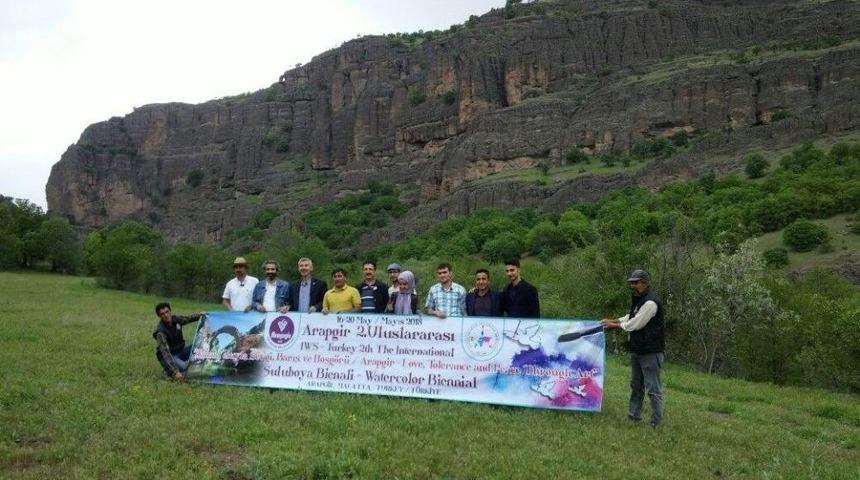 Sanat&ccedil;ılar Sulu Boya &Ccedil;alışması İle Taş K&ouml;pr&uuml;y&uuml; Resmettiler